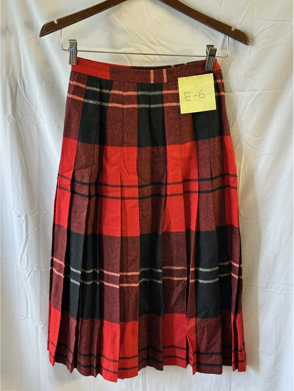 Vintage Jones New York Bonwit Teller Red Black Plaid Pleated Skirt Size 6 E-6